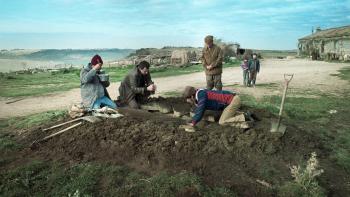 La Chimera: A group of people dig up an area of a field