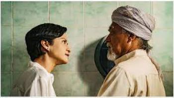 La Luna: Man in turban talks to young woman