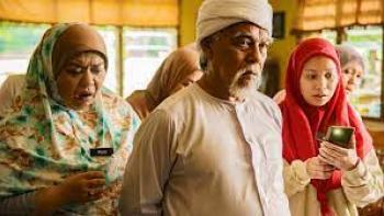La Luna: Man in turban with 2 women in headscarves