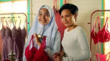 La Luna: Young woman shops with woman wearing headscarf