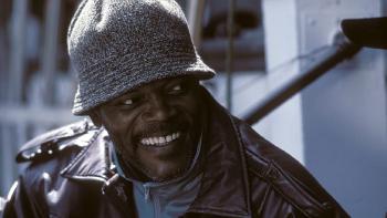 The Long Kiss Goodnight: Samuel L. Jackson smiles wearing a leather jacket and knitted hat