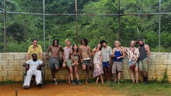 Los Frikis movie: The characters stand together outside