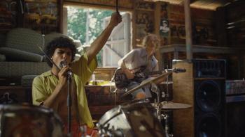 Los Frikis movie: Eros de la Puente plays the drums