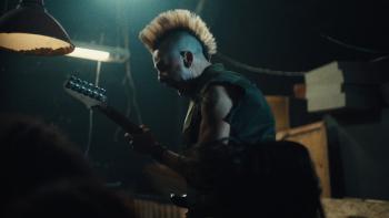 Los Frikis movie: Héctor Medina plays guitar in a dark, smoky room