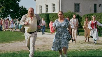 Love Forever: People running.