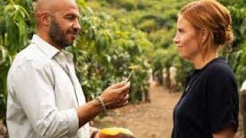 Mango: Man offers woman a piece of fruit