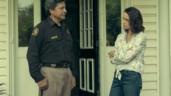 The Marsh King's Daughter Movie: A police officer speaks to Daisy Ridley at a laundromat