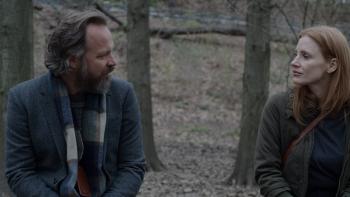 Memory Movie: Saul (Peter Sarsgaard) and Sylvia (Jessica Chastain), both wearing warm clothing, sit and talk in a park