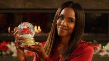 Merry Liddle Christmas: Kelly Rowland smiles with snow globe