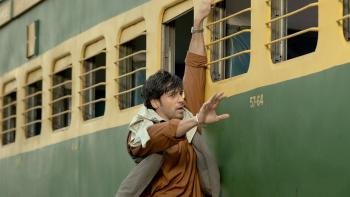 Mission Majnu: Singh escapes his pursuers. 