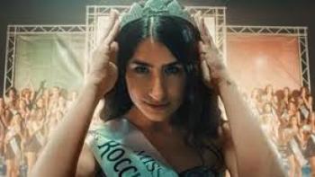 Miss Italia Musn't Die: Woman with crown and sash at pageant 