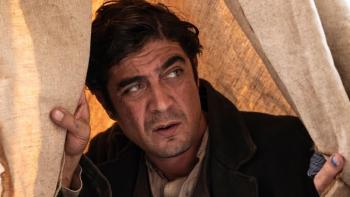 Modì, Three Days on the Wing of Madness Movie: Modì (Riccardo Scamarcio) peeks out from behind a kind of curtain