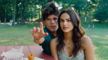 Música: Camila Mendes and Rudy Mancuso in a park