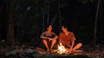 My Boo 2 movie: Sutthirak Subvijitra and Maylada Susri sit by the fire