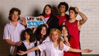Plan Bea movie: Seven people posing against a white brick wall.