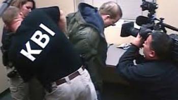 Predators Movie: Predator is caught and handcuffed