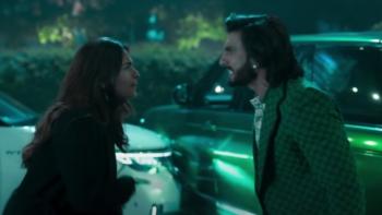 Rocky Aur Rani Kii Prem Kahaani: An Indian woman and man argue in the middle of the road.