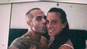 Rosa Peral's Tapes Scene 1: A tatooed man kisses a woman on the cheek