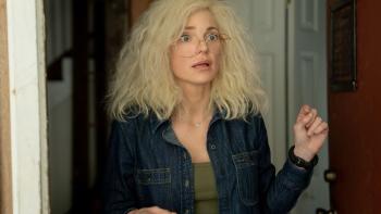 Scary Movie: Cindy (Anna Faris), with frizzy hair and glasses, answers her door with a look of surprise