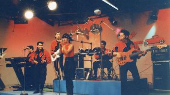 Selena y Los Dinos: The band performs.