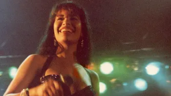Selena y Los Dinos: The singer in lights.