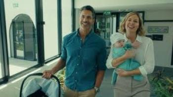 Semi-Soeter: Smiling couple walk with baby