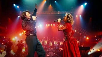 Song Sung Blue movie: Kate Hudson and Hugh Jackman sing on stage