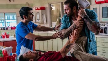 Stuber Movie: Amo screams while Vic clutches his leg as Stu tries to calm Vic down