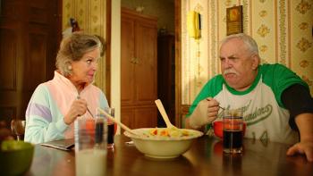 Tapawingo movie: Amanda Bearse and John Ratzenberger sit at a table eating salad