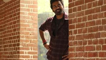 Tere Ishk Mein: Dhanush leans against a brick wall, smiling