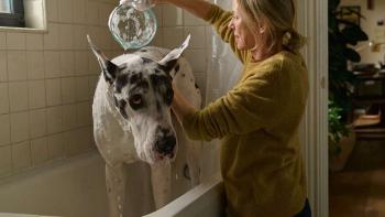 The Friend movie: Naomi Watts bathes a Great Dane in a bathtub