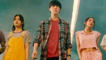 The Lost Lotteries movie: Thai man center walks toward camera flanked by 2 Thai women, 1 on each side