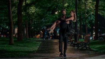 The Love Hypothesis: Tom Bateman carries Lili Reinhart through a park.
