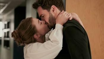 The Love Hypothesis: Lili Reinhart and Tom Bateman kiss.