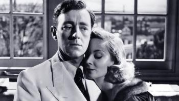 The Man in the White Suit: Alec Guinness with Joan Geenwood resting her head on his shoulder