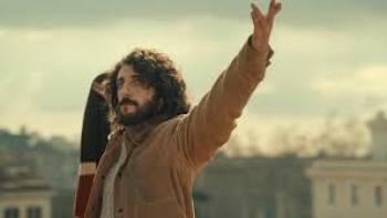 The Big Fake movie: Pietro Castellitto raises his arm to the sky