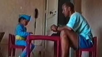 The Murder of Rachel Nickell: Child and adult sitting at a red table inside a room.