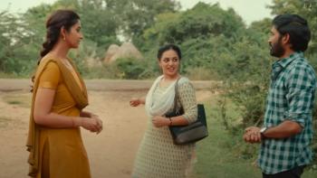 Thiruchitrambalam: Two Indian women and an Indian man talking outside