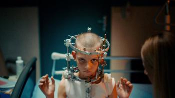 Titane: Child with shaved head and metal contraption around skull in hospital environment