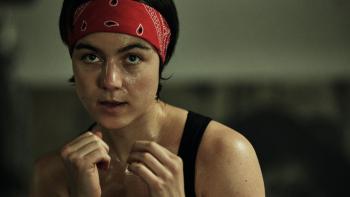 Uppercut movie: Luise Großmann wears a red bandana and holds her fists and body in a boxing position