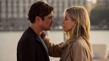 Vanished into the Night movie: White Italian man left faces White Italian woman right with waterfront behind them