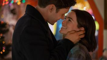Voicemails for Isabelle: Nick Robinson and Zoey Deutch about to kiss.