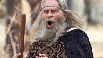 Legend of Catclaws Mountain: A greying wizard holds a staff and casts a spell