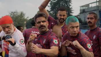 90 Minutes TV show screenshot 1: Don Gil, Zindedin, Gama, XX, and Gandhi pose with fists.