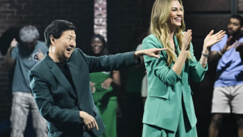 99 to Beat TV show screenshot 1: Ken Jeong points to someone and Erin Andrews applauds.