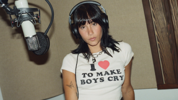 Aitana: Metamorphosis screenshot 3: Aitana with headphones in front of mic recording.