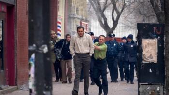 American Hostage TV show screenshot 3: Tony Kiritsis marches his hostage down the street