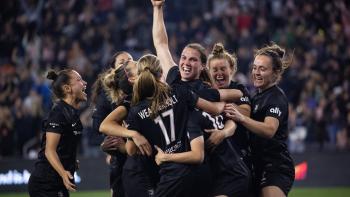 Angel City TV Show: Angel City Football Club’s Vanessa Gilles (center), surrounded by teammates, including (from left) Ali Riley, Dani Weatherholt, Sa