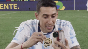 Angel di Maria screenshot 2: Angel di Maria talks into smart phone and shows medal.