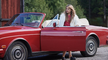 Barracuda Queens screenshot 3: Lollo opens red convertable door wearing white fur and black heels. 
